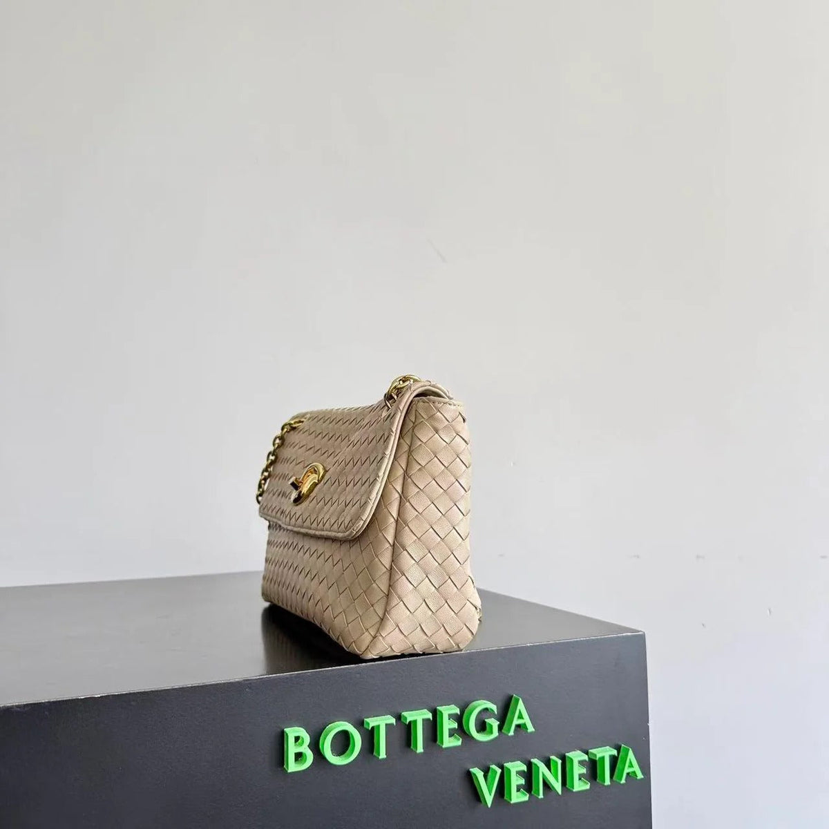 Bottega Veneta 2026 Madison Intrecciato Bag 27cm Beige Leather